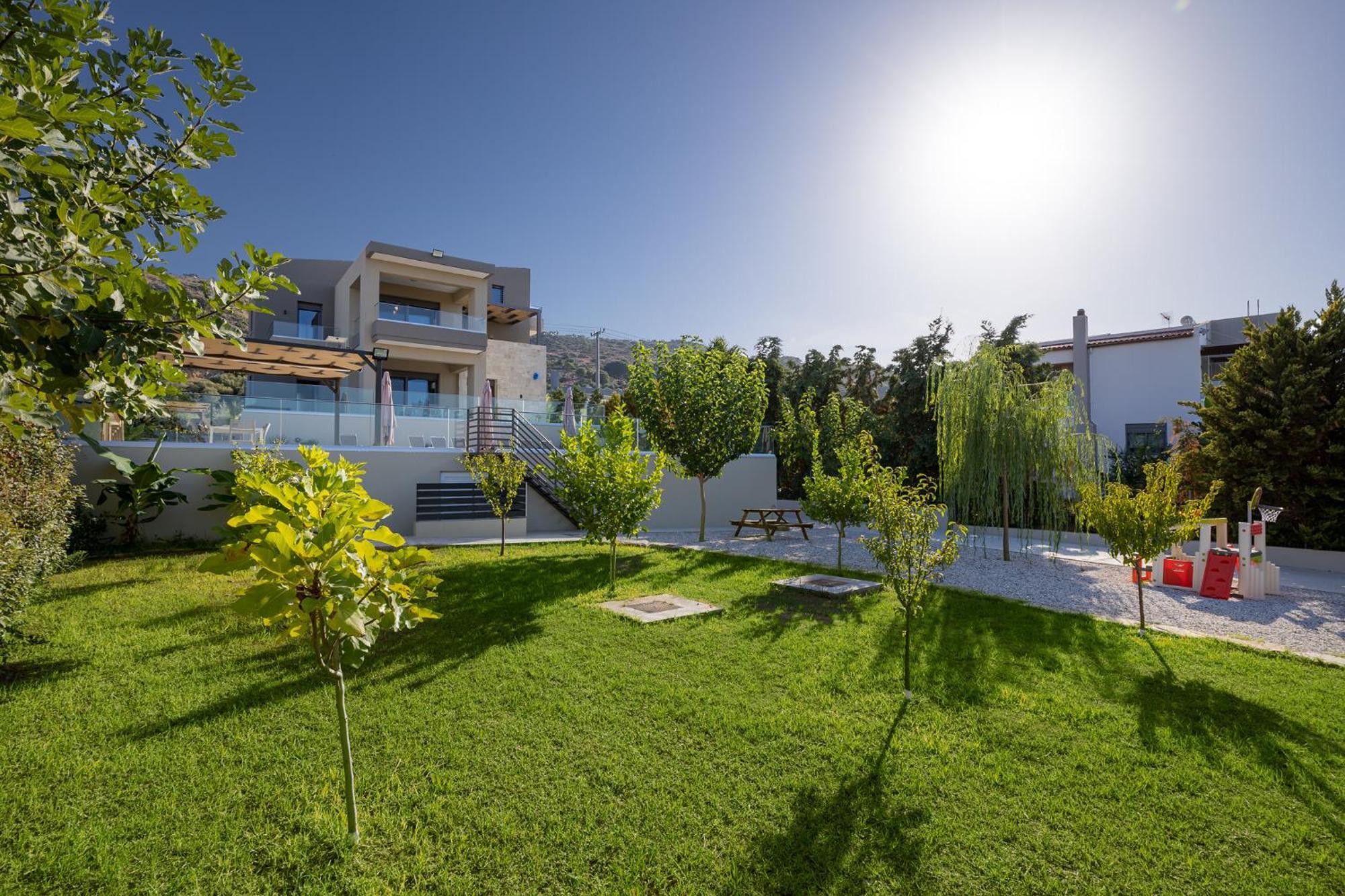 Chris With Private Ecologic Pool And Kid's Playground! Apartment *