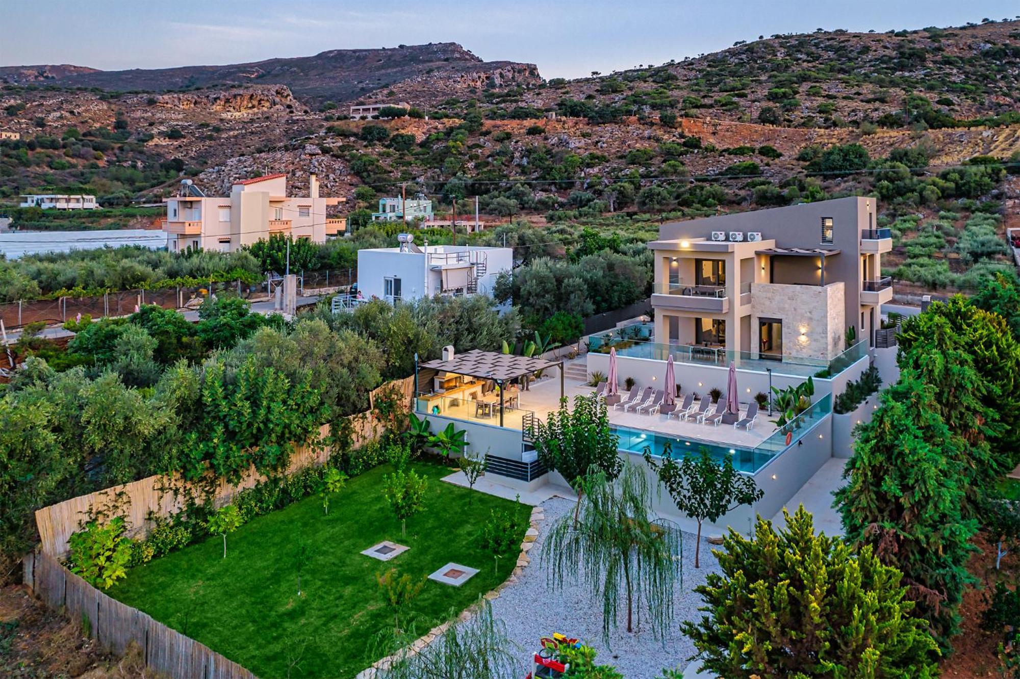 Chris With Private Ecologic Pool And Kid's Playground! Chania (Crete)