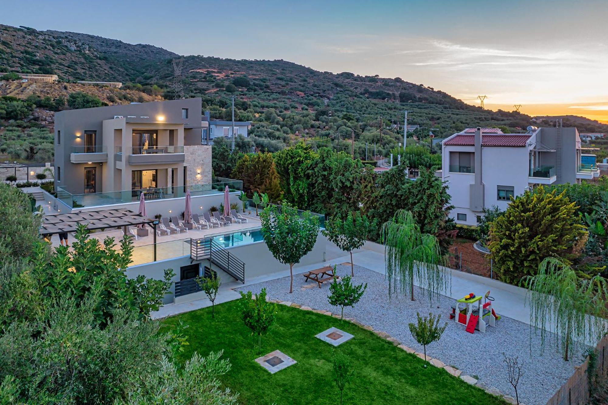 Chris With Private Ecologic Pool And Kid's Playground! Chania (Crete)