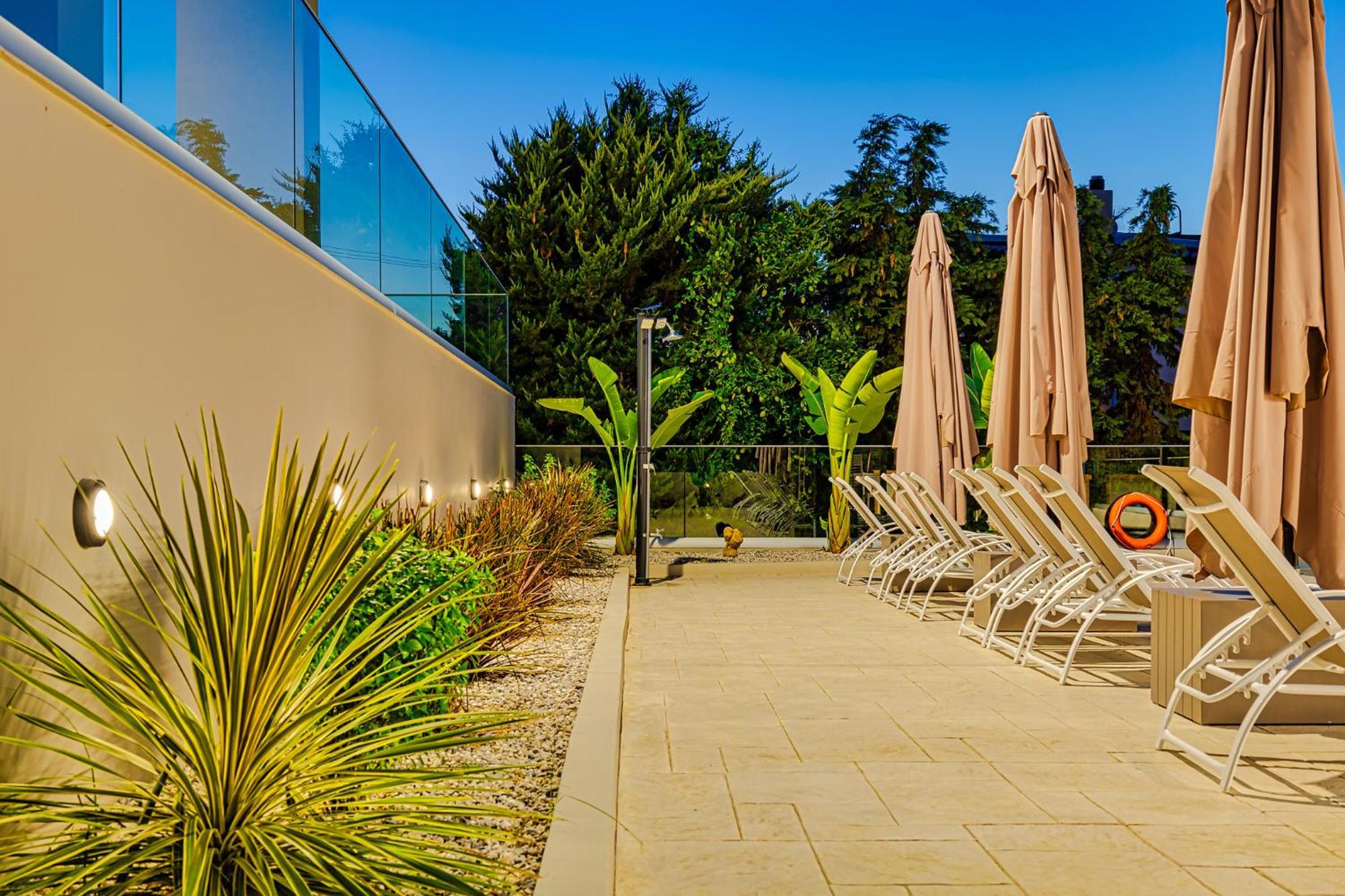Chris With Private Ecologic Pool And Kid's Playground! *