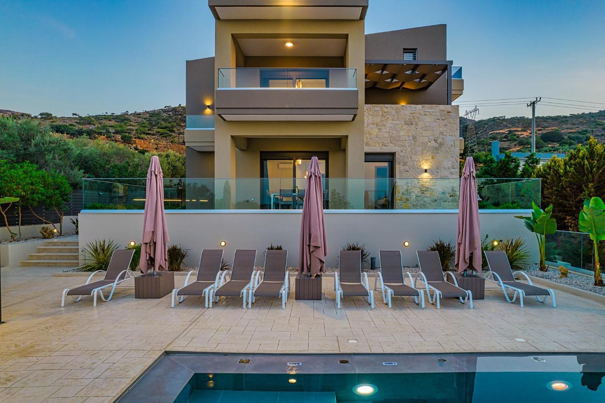 Chris With Private Ecologic Pool And Kid's Playground! *