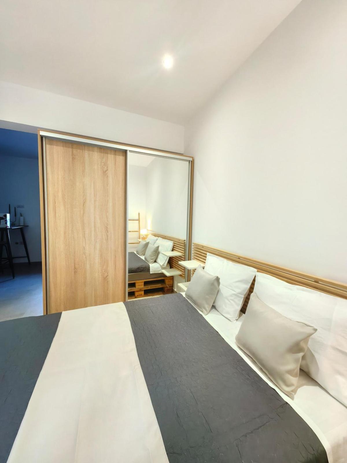 Archo's 2 Smart Location, Private Parking Apartment