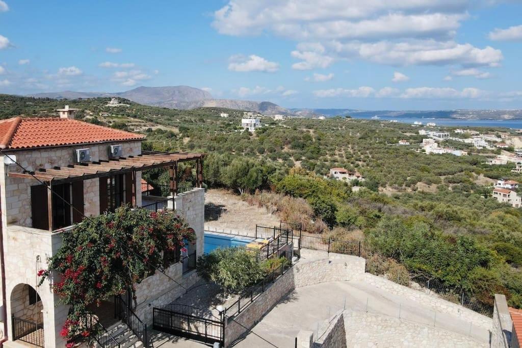 Anais Charming Stone House Villa *