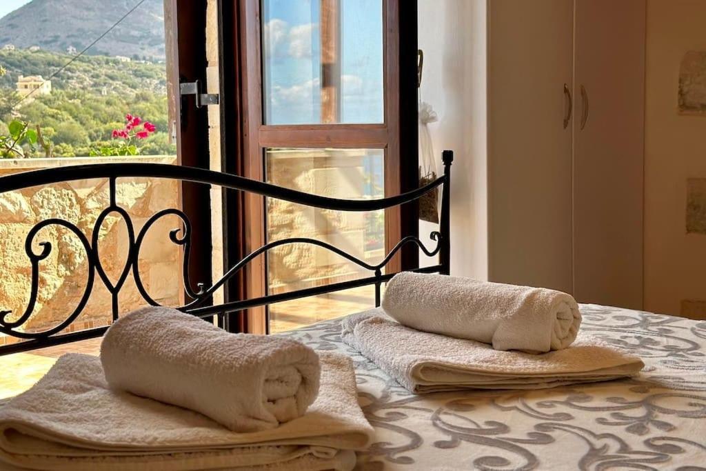 Anais Charming Stone House Villa *