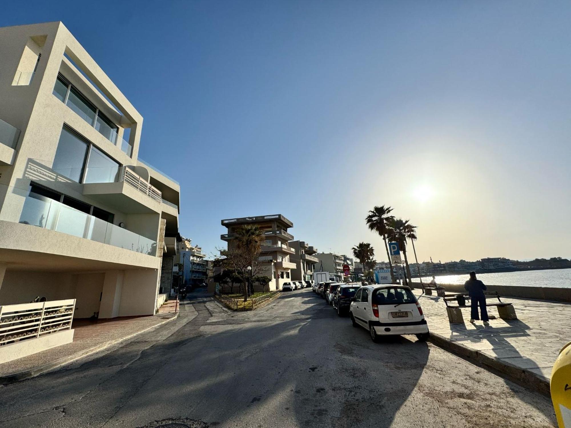 8 Min Walk To Harbour Apartment