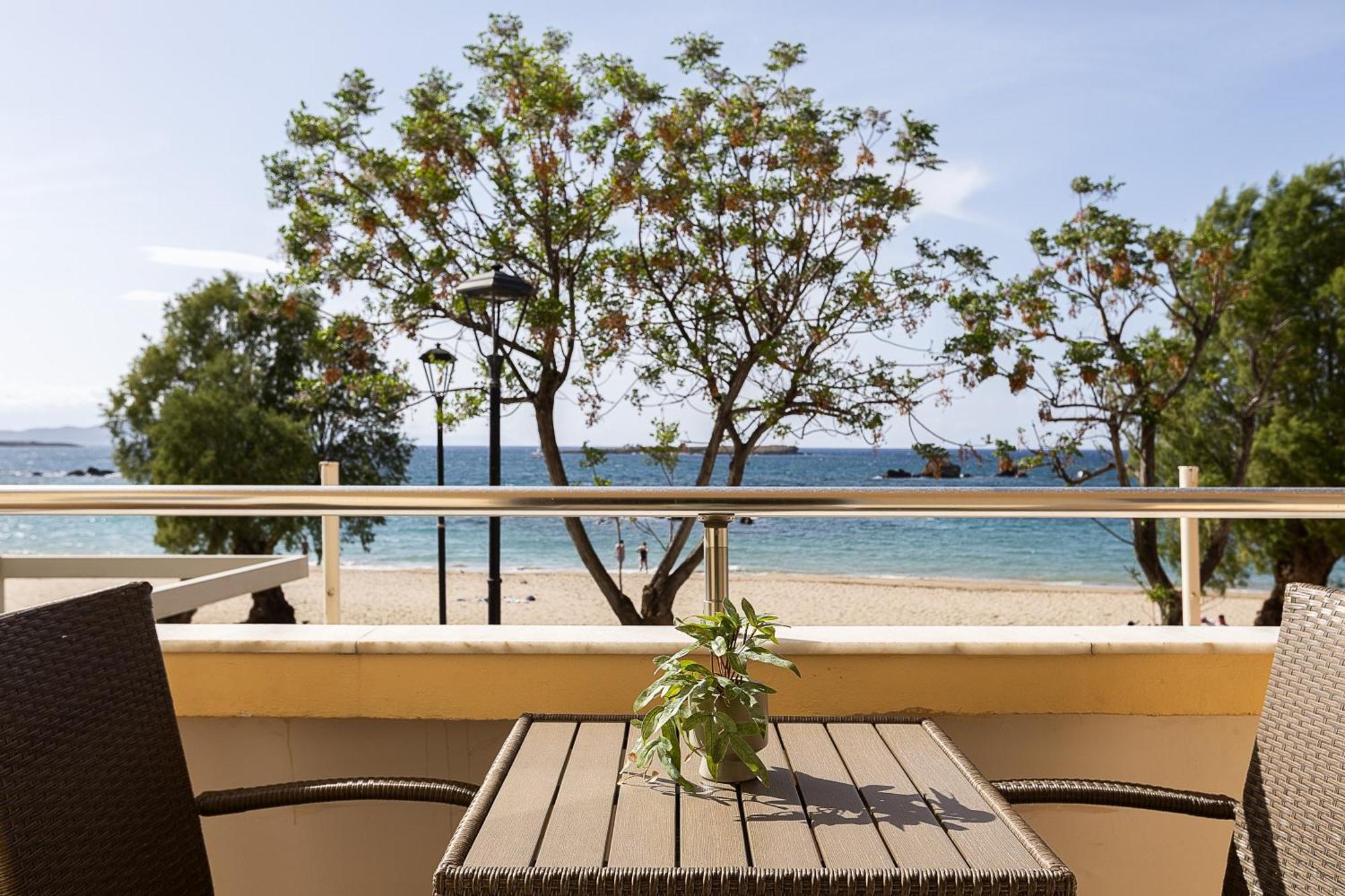 Aparthotel Neachora Beachfront *
