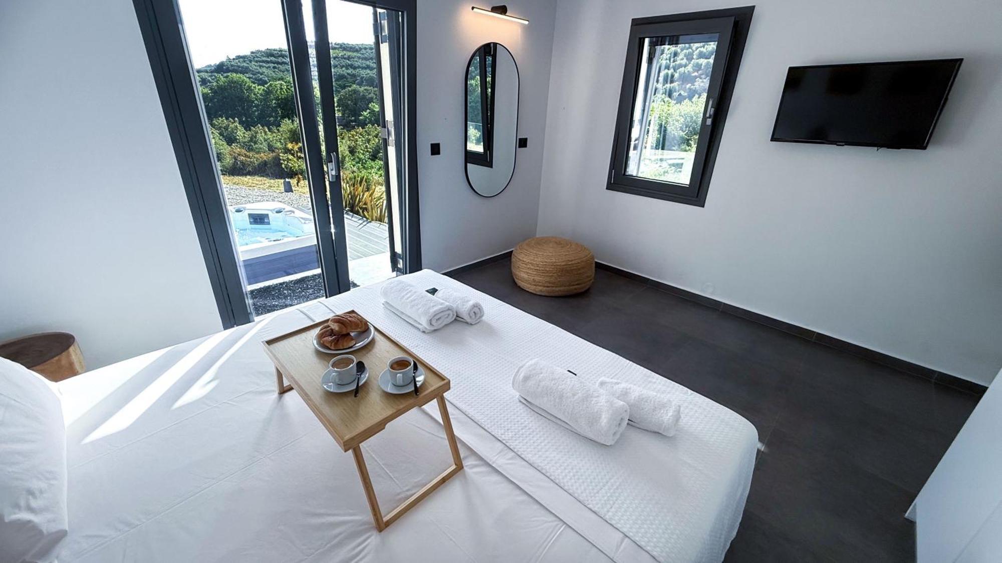 Ek Ornelakis, Luxury With Jacuzzi Apartment