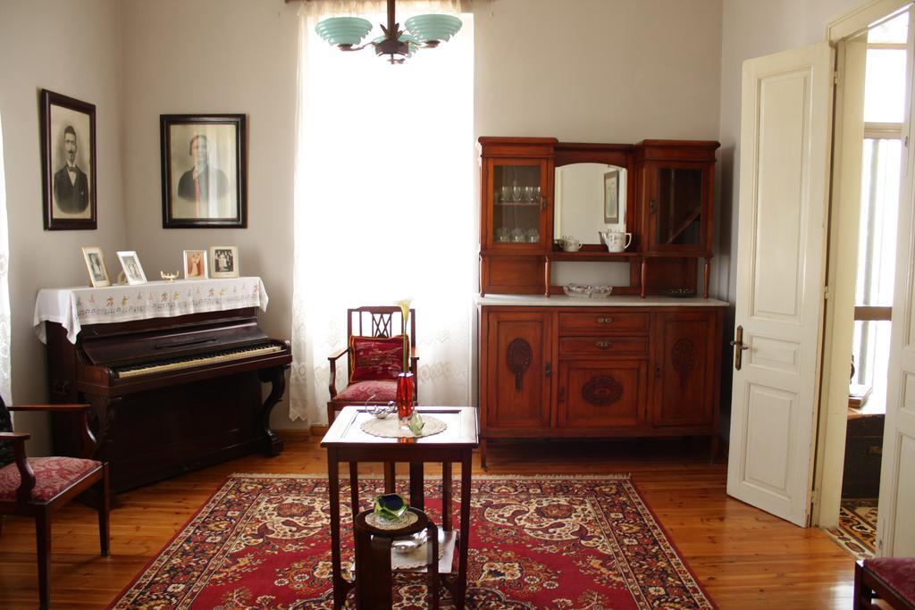 Kyra Vintage House *