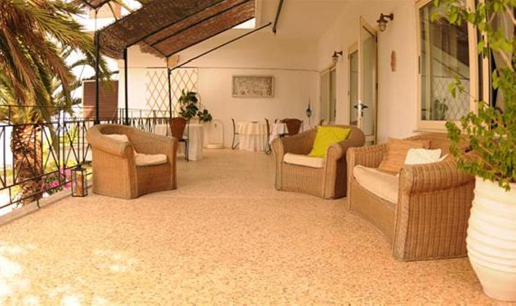 Akrotiri Hotel