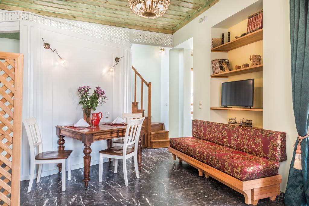 Plaza Apartment *
