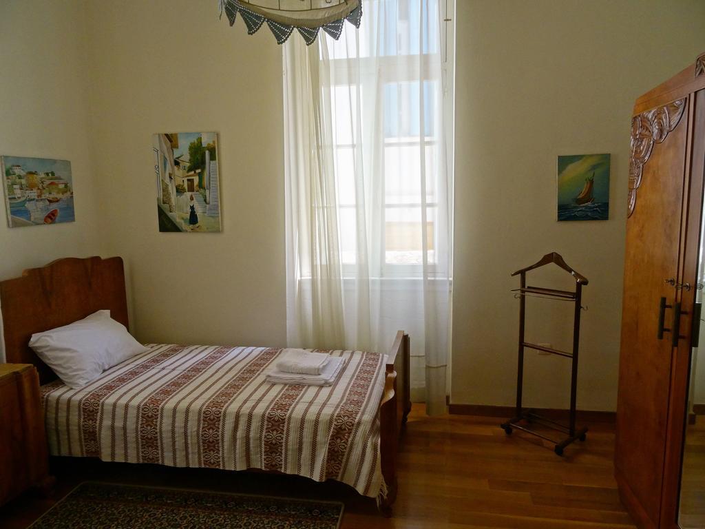 Vakantiehuis Neoclassical House *