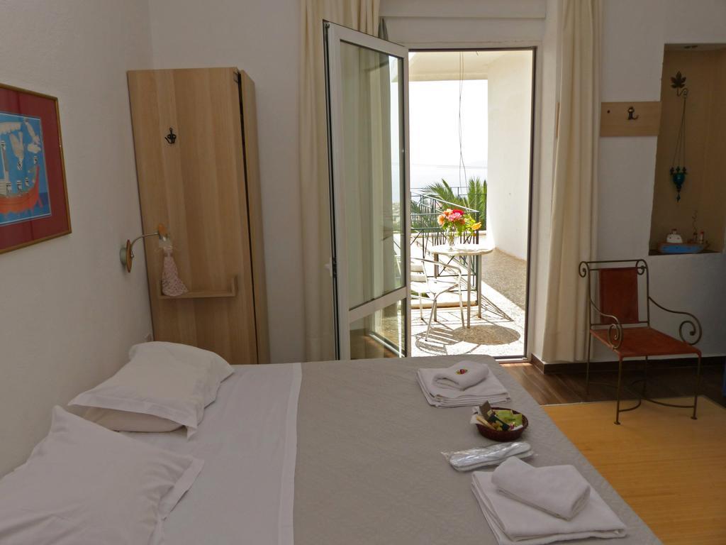 Hotel Akrotiri 2*