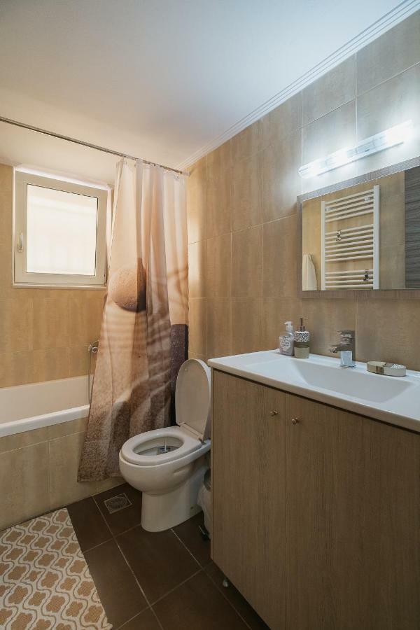 Spacious With Parking Apartment *