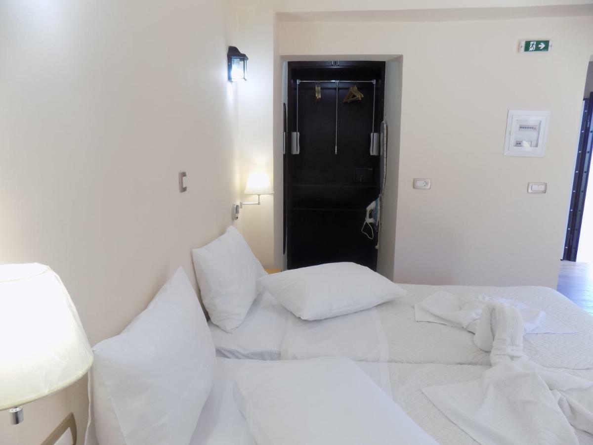 Souvlakis Pool Aparthotel *