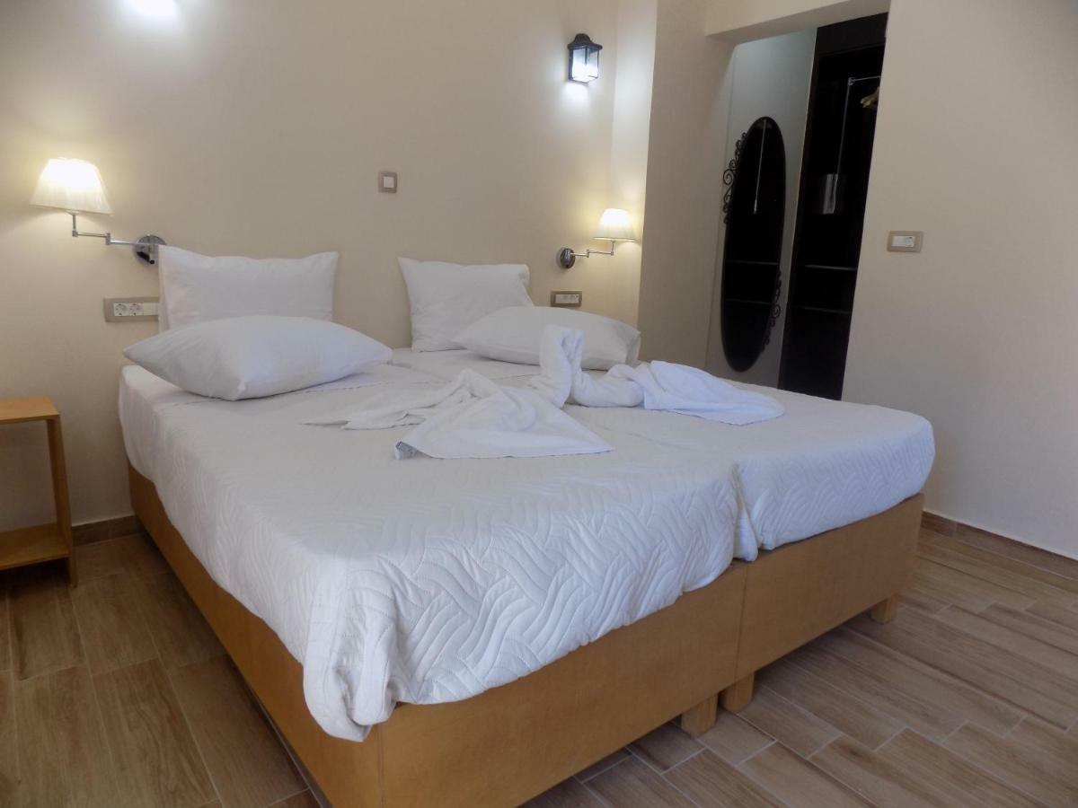 Souvlakis Pool Aparthotel