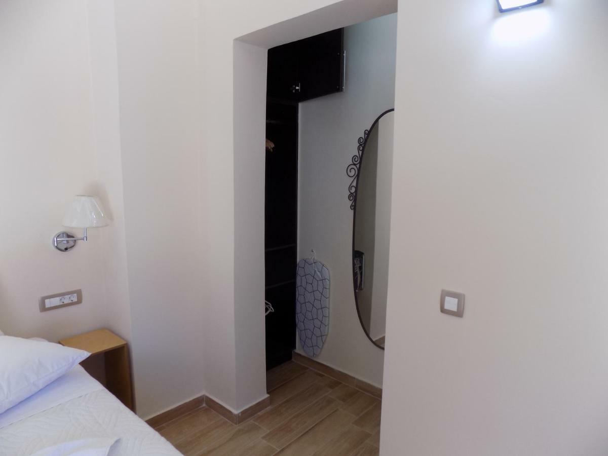 Souvlakis Pool Aparthotel
