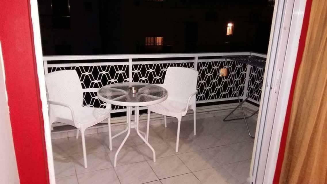 Apartment Steps From The Aprt *