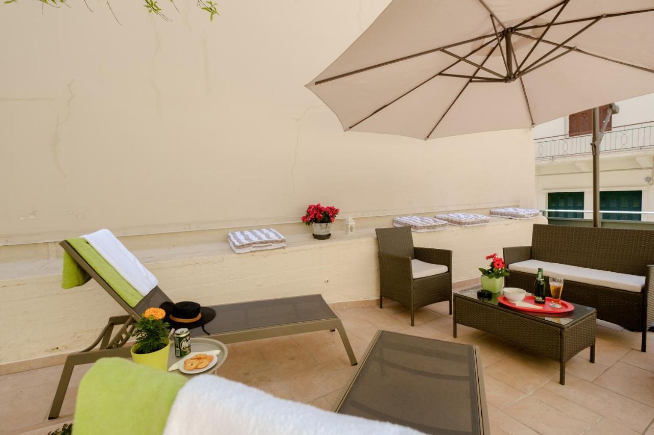 With Courtyard In Beating Heart Of Old Town! Appartement