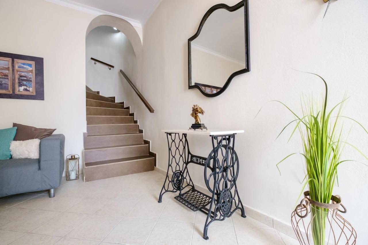 Appartement With Courtyard In Beating Heart Of Old Town! *
