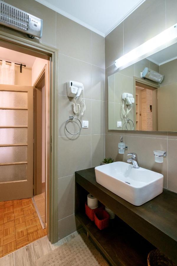 With Courtyard In Beating Heart Of Old Town! Appartement *