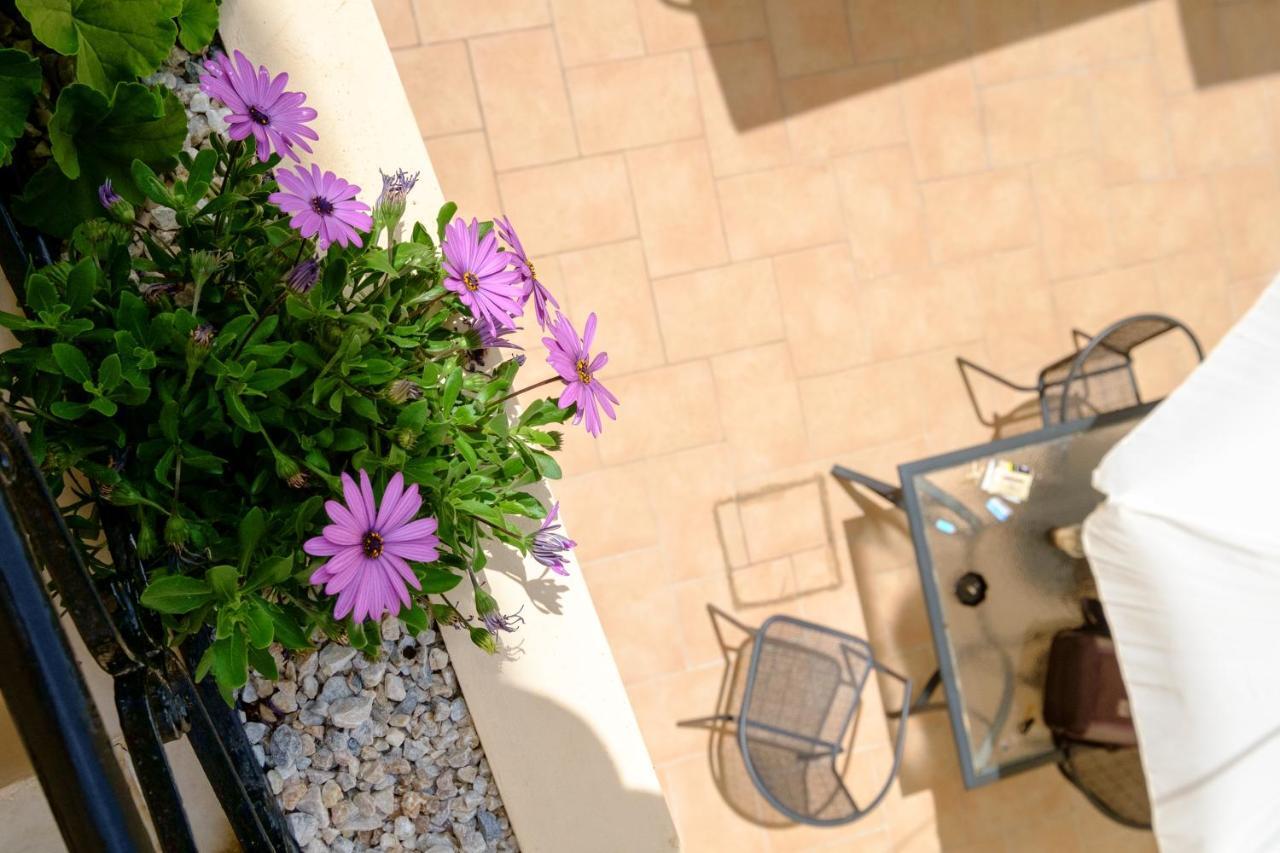 With Courtyard In Beating Heart Of Old Town! Appartement