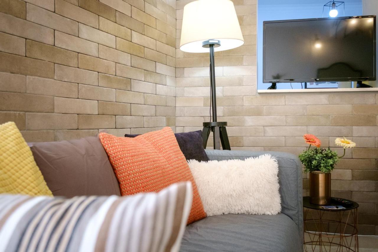 With Courtyard In Beating Heart Of Old Town! Appartement