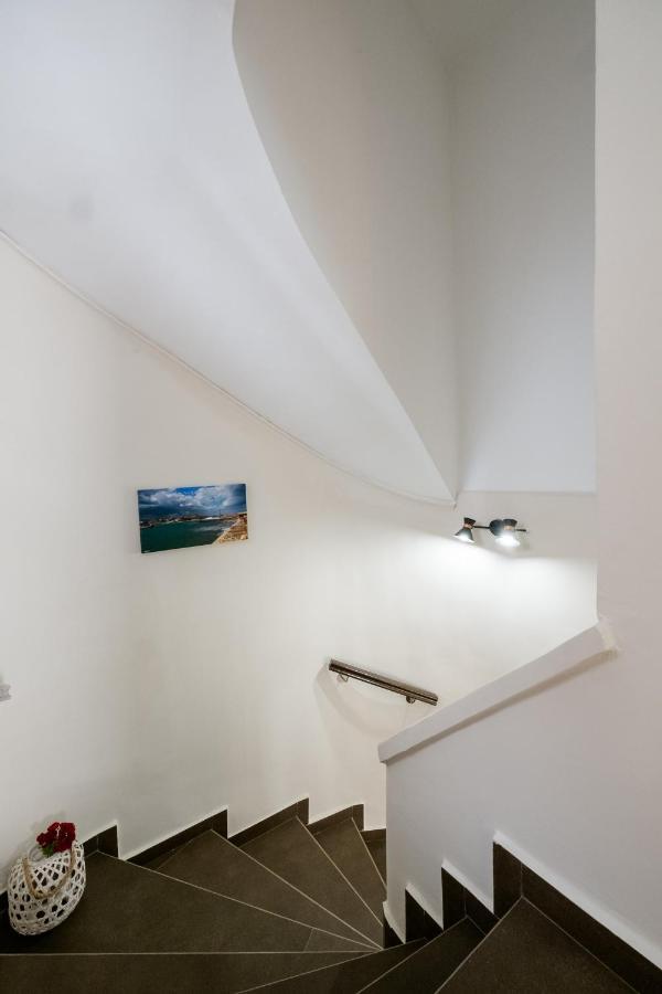 With Courtyard In Beating Heart Of Old Town! Appartement *