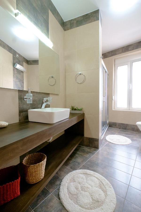 With Courtyard In Beating Heart Of Old Town! Appartement