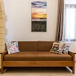 Bright And Cozy Studio 2