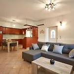 Sylvias Stylish Apartment