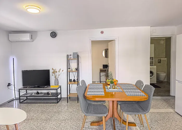 Comfy Flat With Large Terrace, Fiber Internet And Private Parking