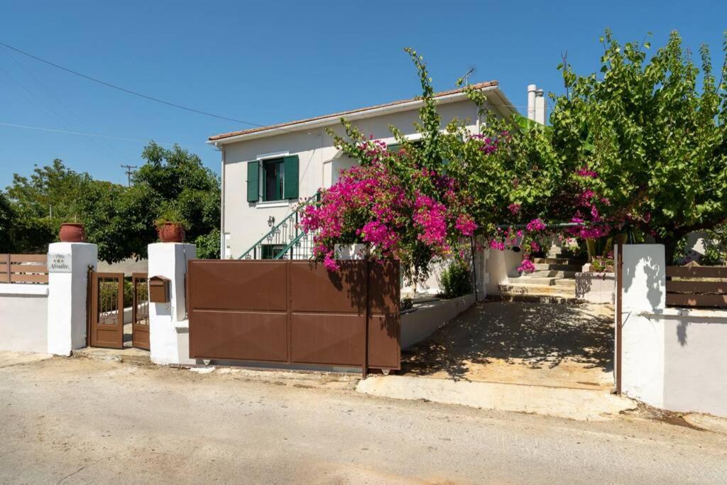 Aphrodite Kalamitsi * Chania (Crete)