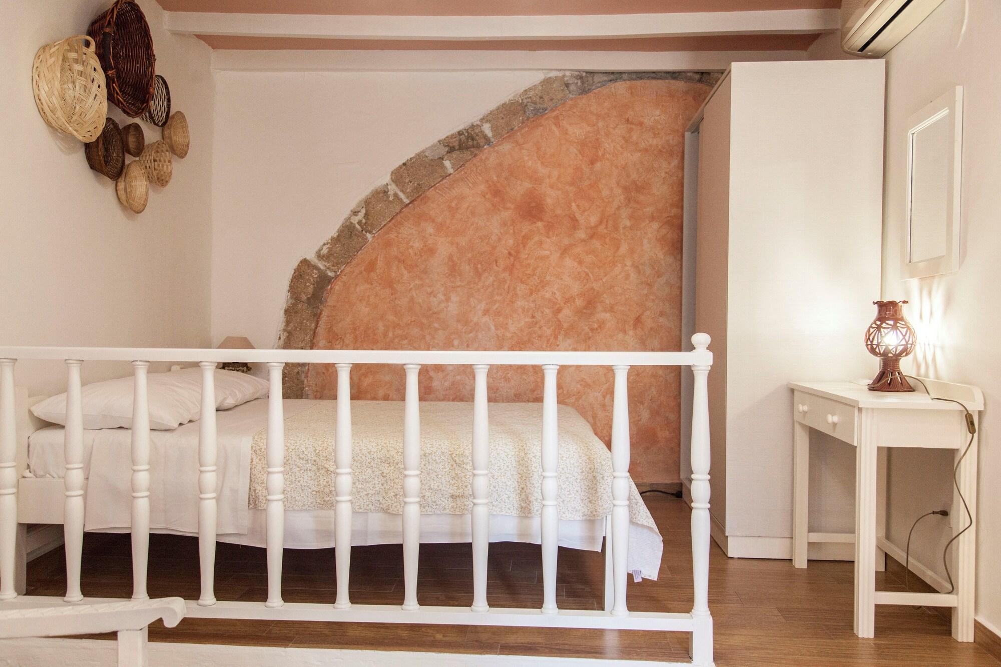 Kastelisuites Aparthotel 2*