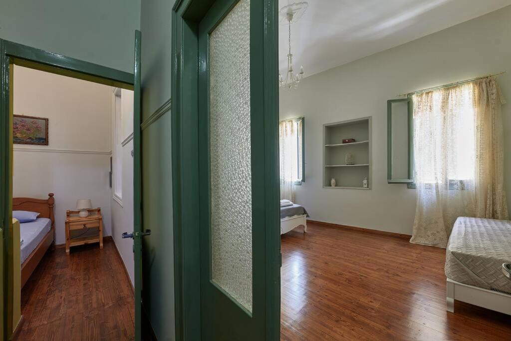 Centrally Yours: Spacious House In The Center Apartment