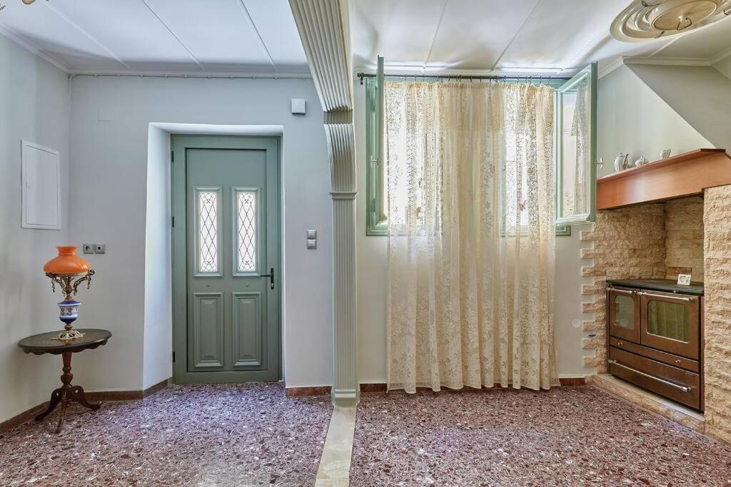 Centrally Yours: Spacious House In The Center Apartment *