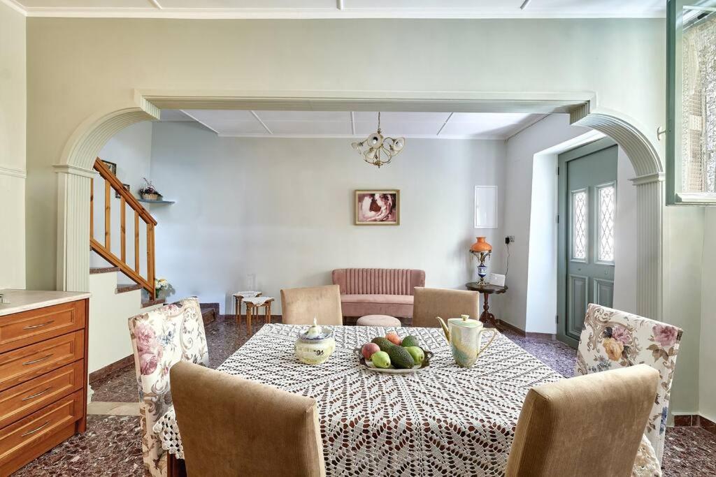 Centrally Yours: Spacious House In The Center Apartment *