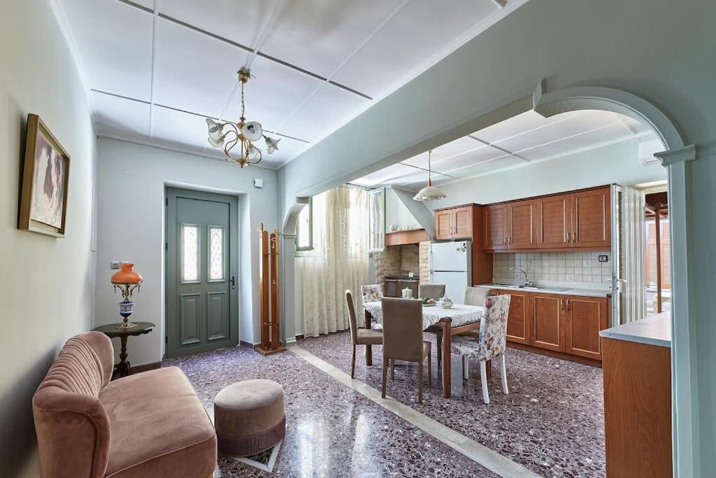 Apartment Centrally Yours: Spacious House In The Center