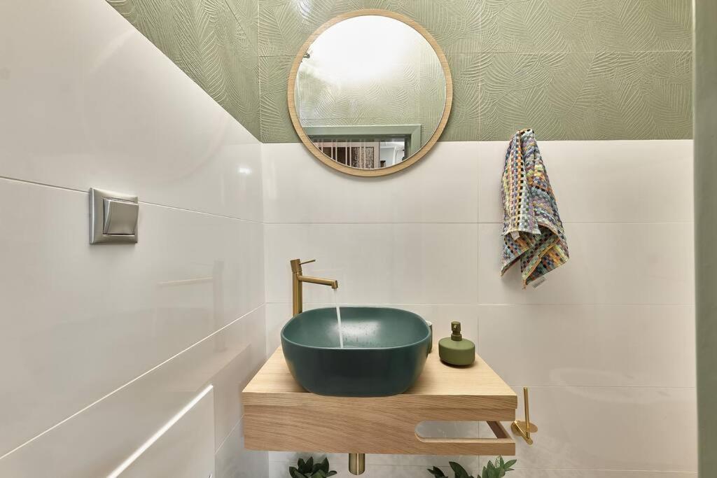 Centrally Yours: Spacious House In The Center Apartment *