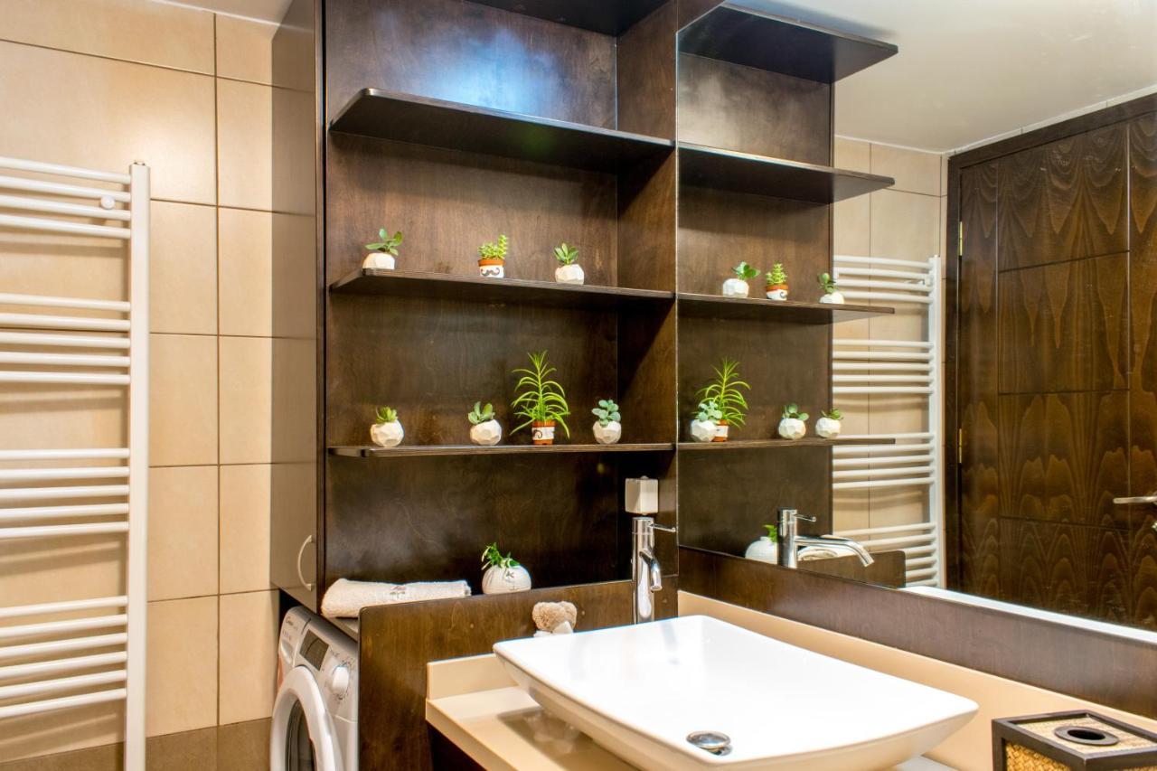 Blue Iris: Stylish Just 10 Minutes Walk From Old Town Chania Apartment *