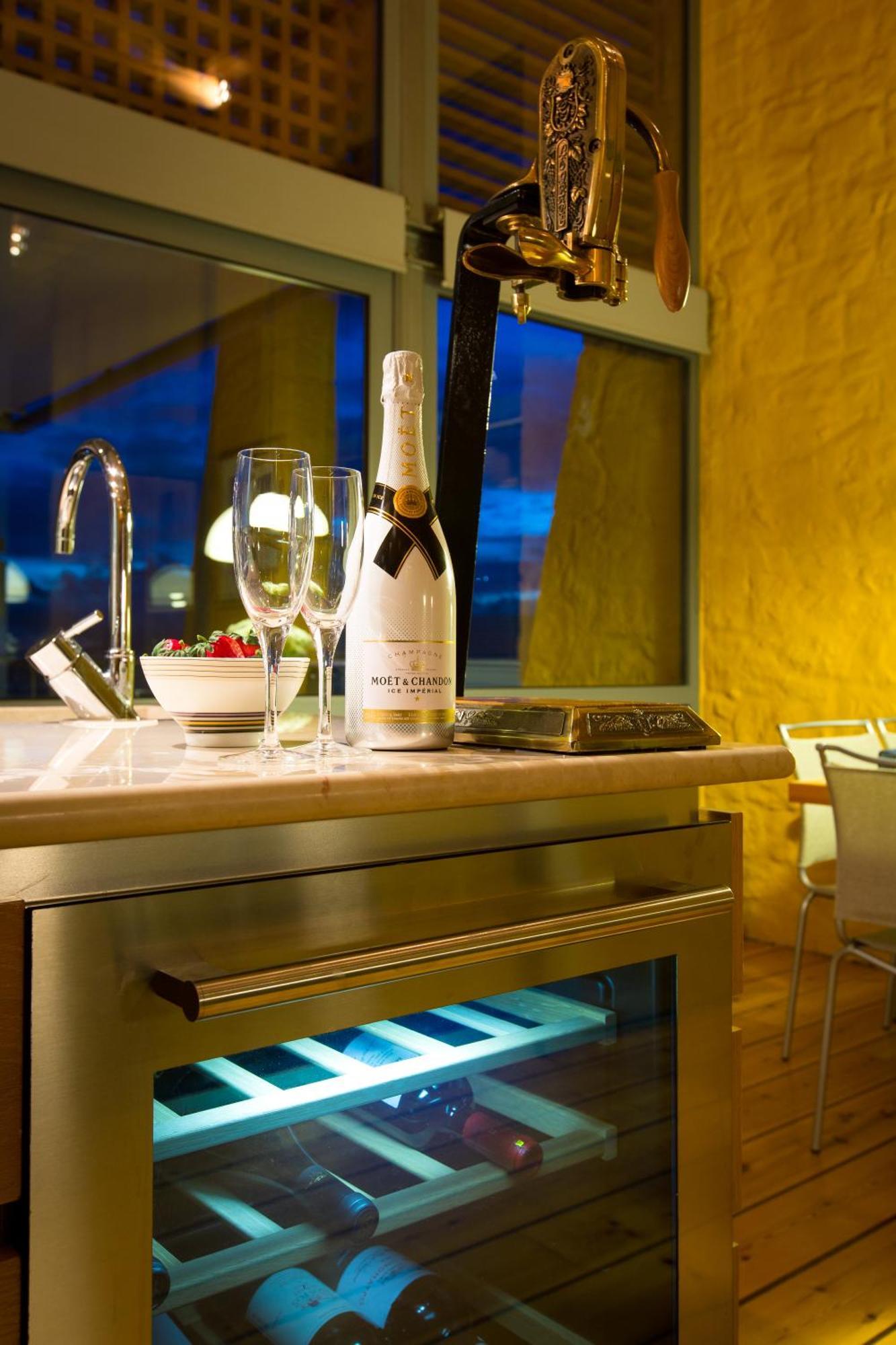 Beachfront Ravdoucha Epavlis Eleni - Pool, Hot Tub, Gym, Sauna, Private Parking, Wifi Chania (Crete)