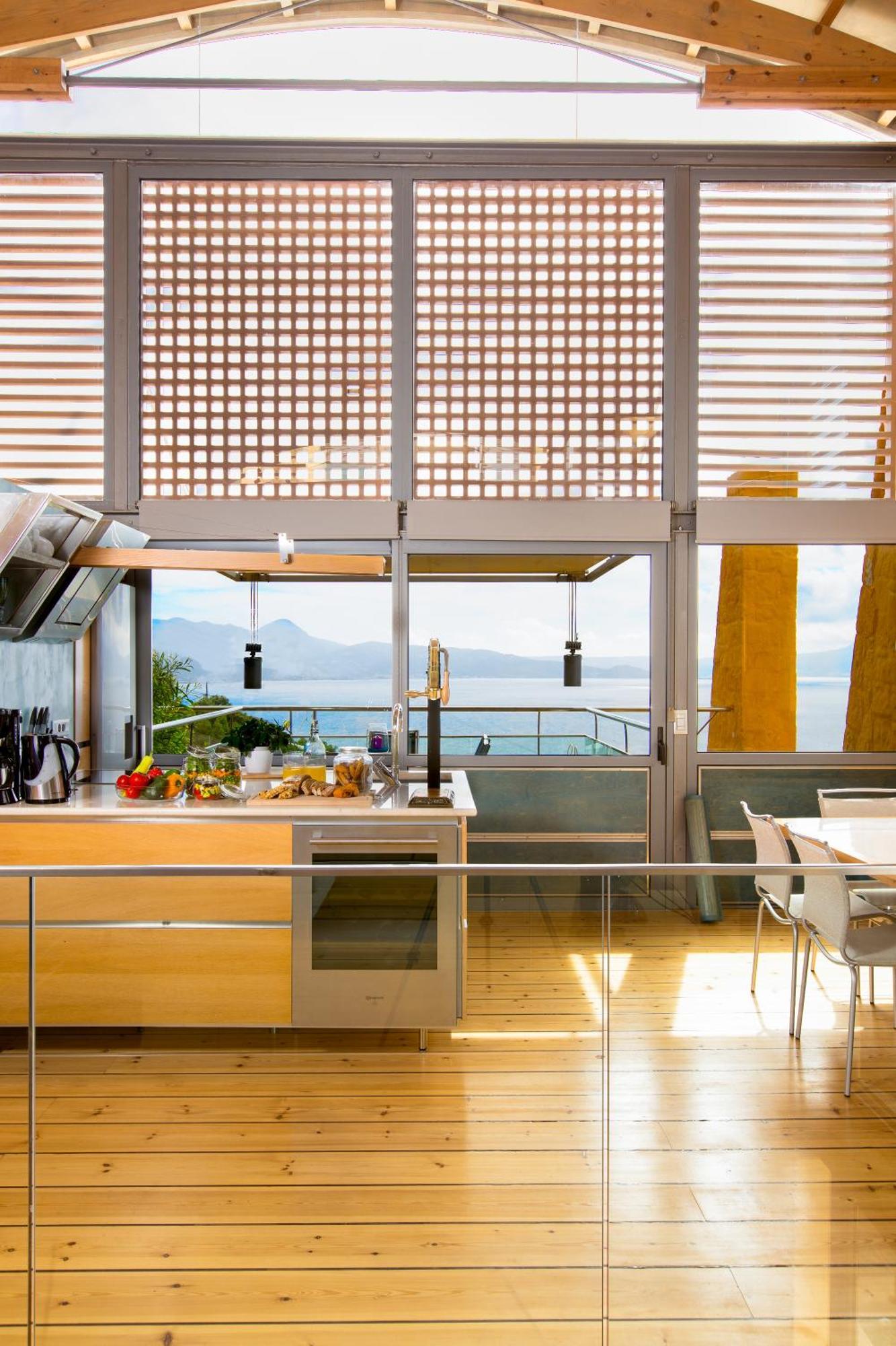 Villa Beachfront Ravdoucha Epavlis Eleni - Pool, Hot Tub, Gym, Sauna, Private Parking, Wifi