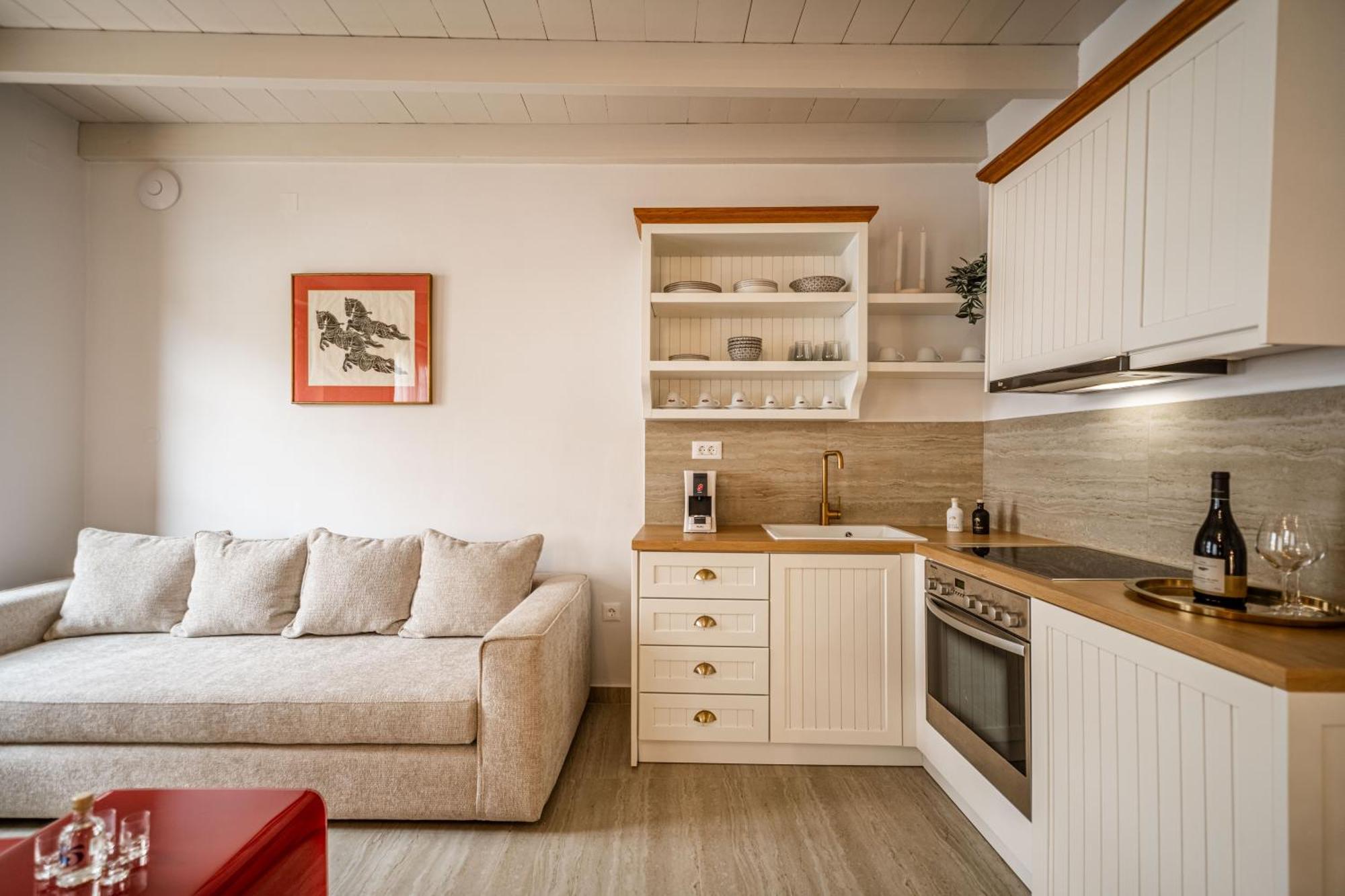 Lithinon Luxury Suites Free Parking *