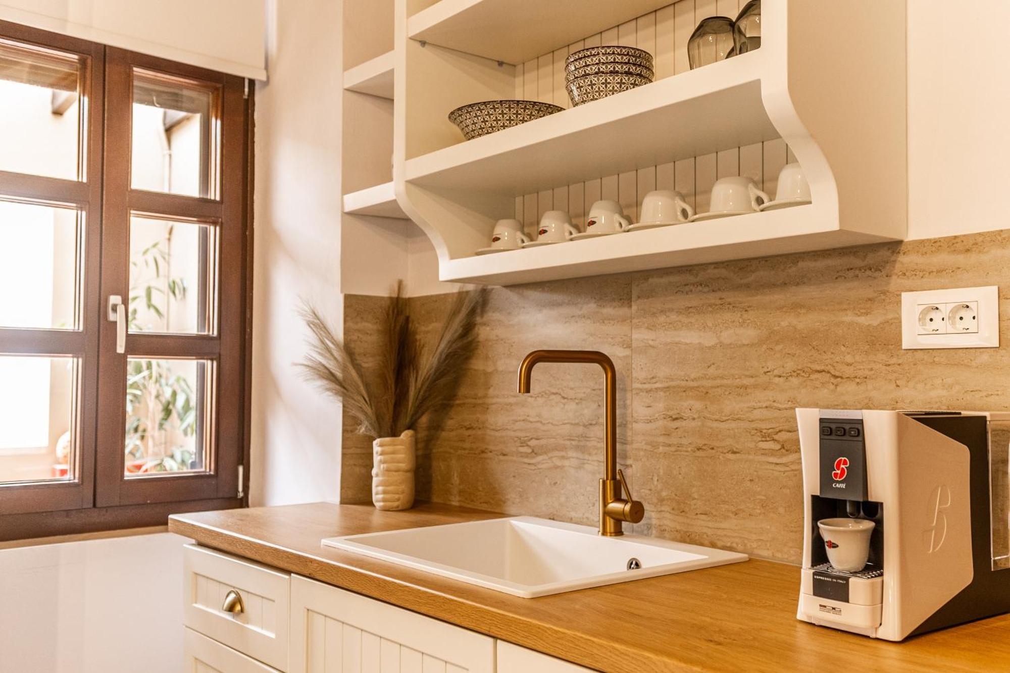 Lithinon Luxury Suites Free Parking Apartment *