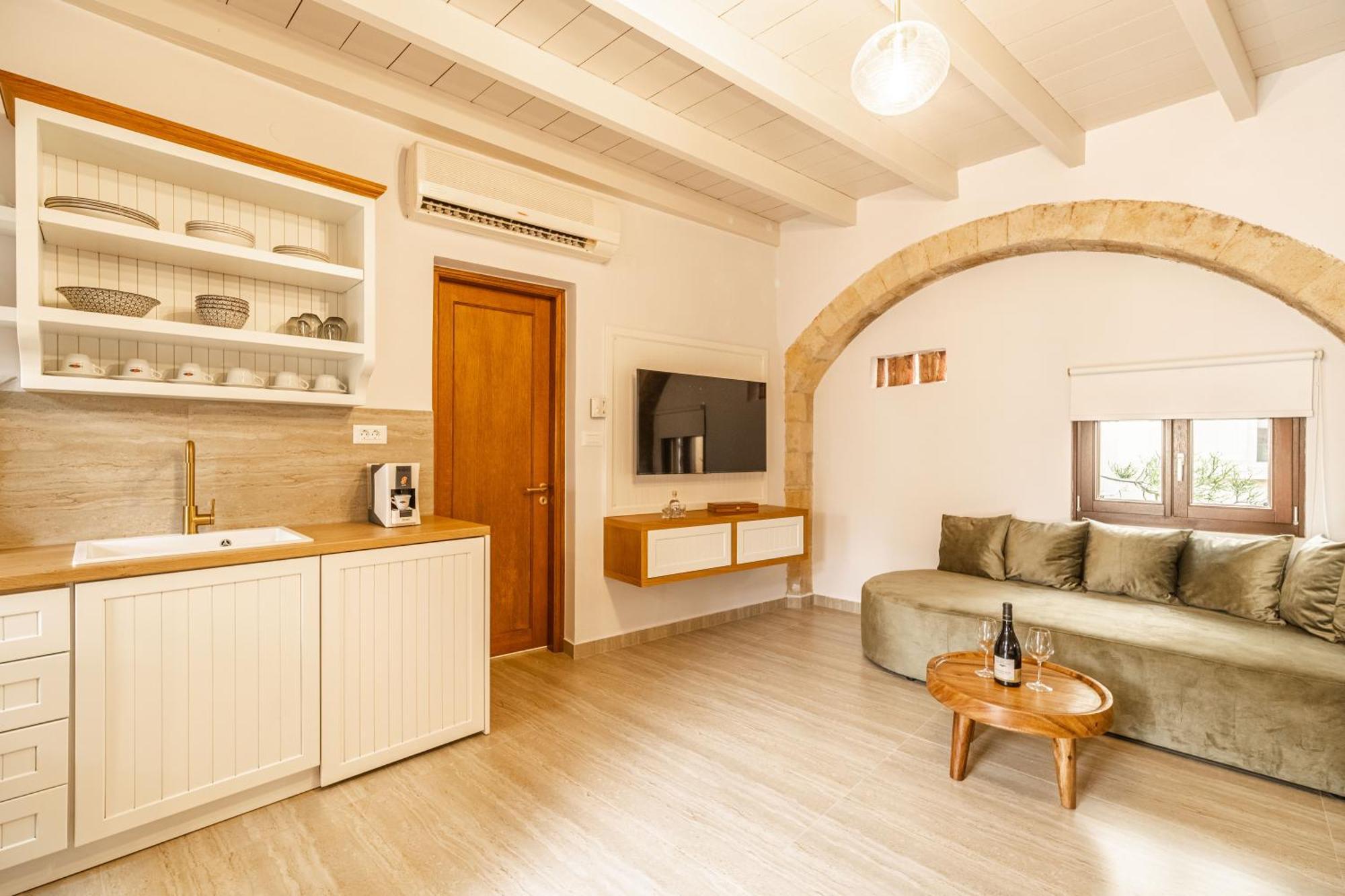 Lithinon Luxury Suites Free Parking *