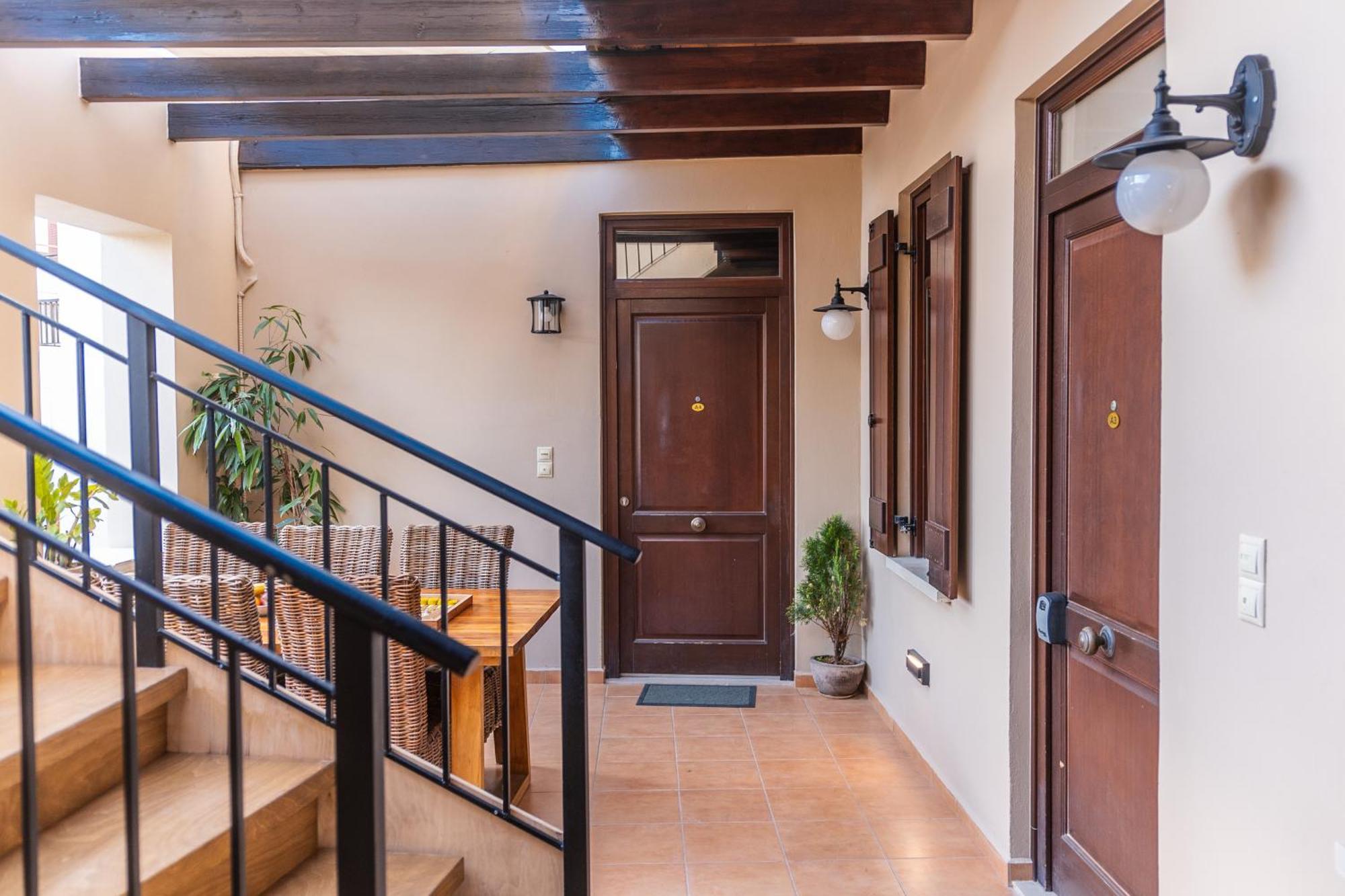 Lithinon Luxury Suites Free Parking *