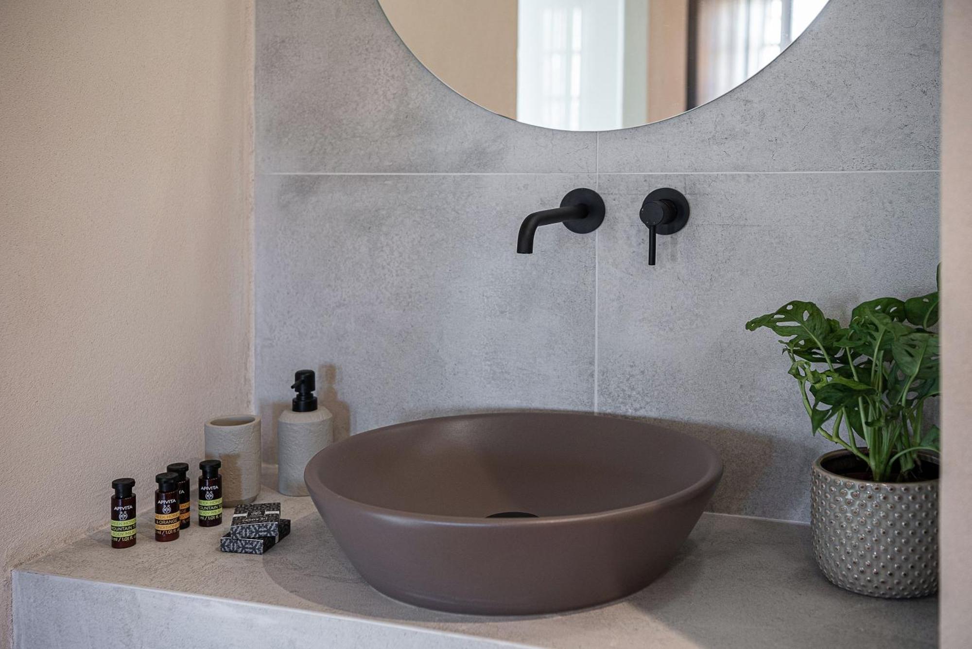 Lithinon Luxury Suites Free Parking *