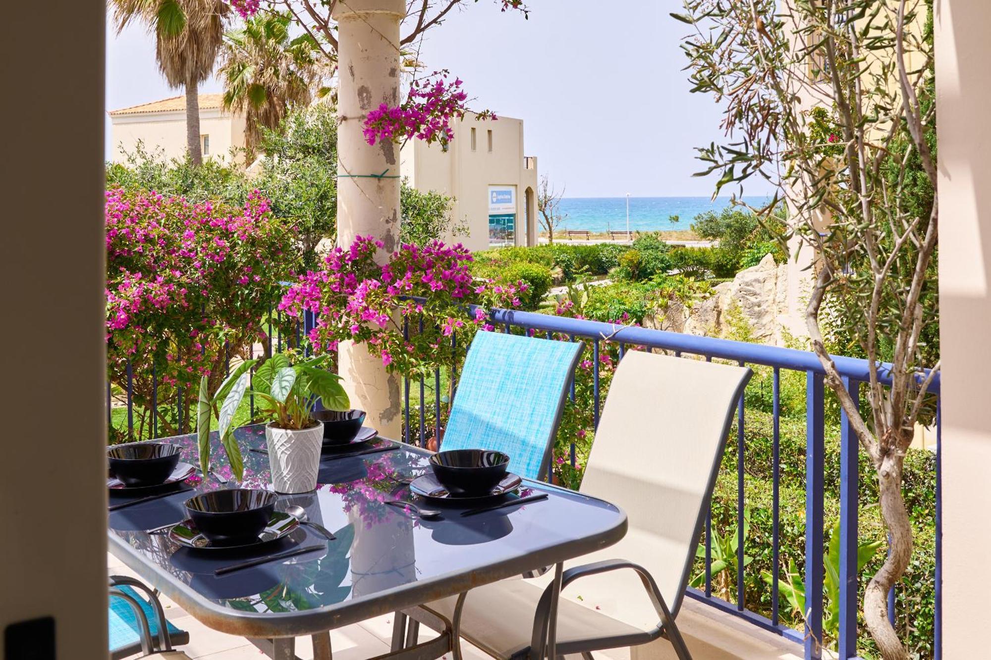 Elias 3-bedroom On The Beach With Pool Apartment