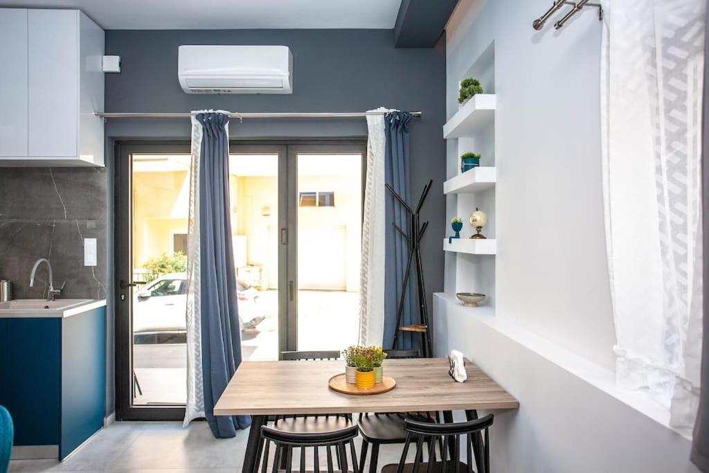 μ1ke5 Corner Chrissi Akti Chania