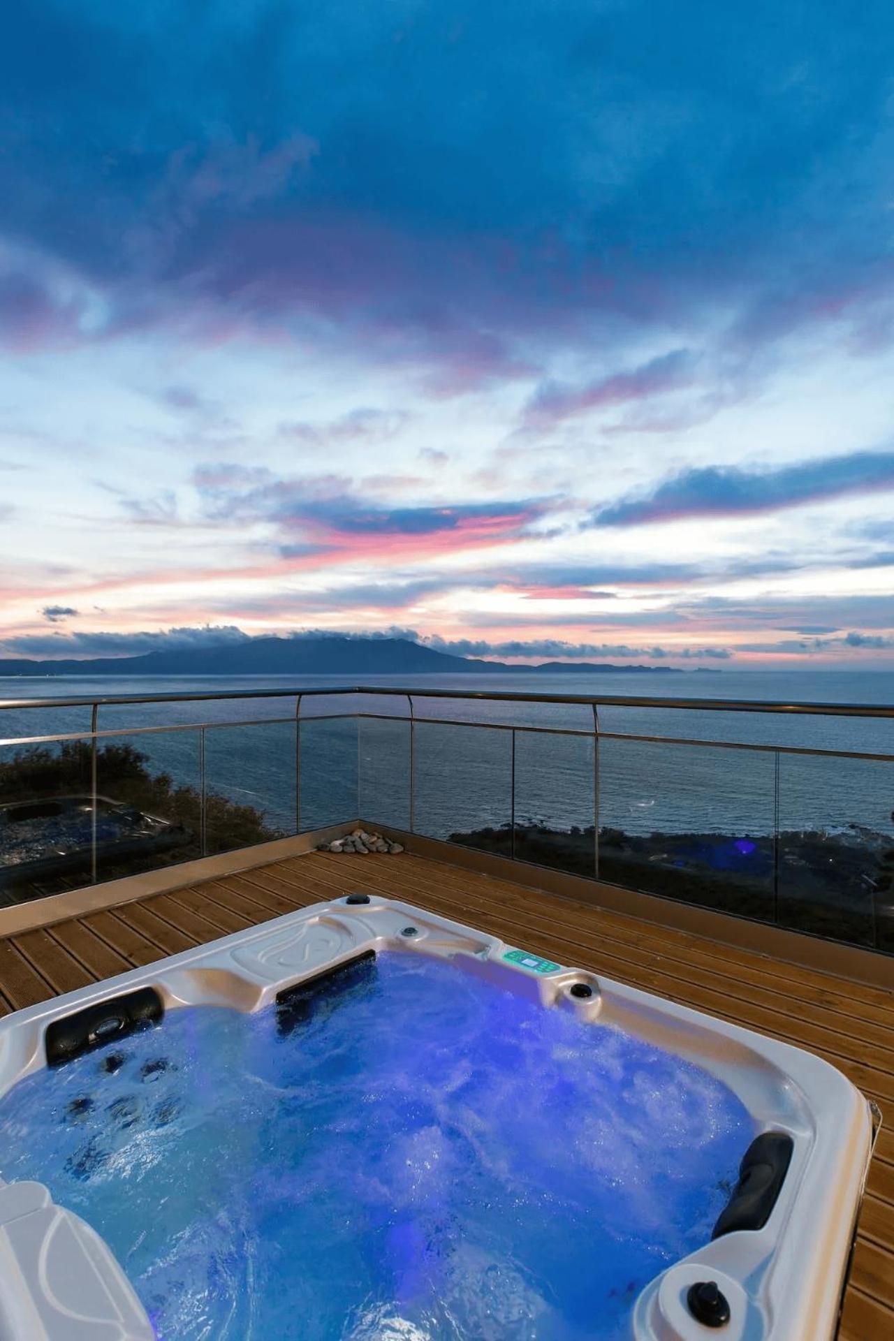 Villa Beachfront Ravdoucha Epavlis Eleni - Pool, Hot Tub, Gym, Sauna, Private Parking, Wifi