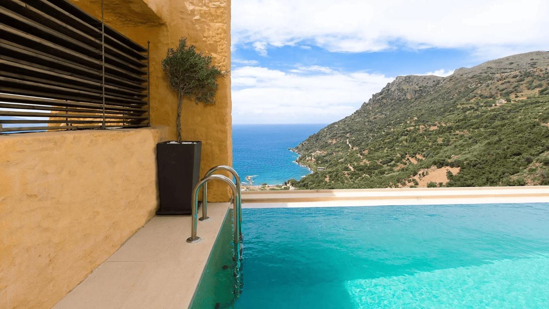 Villa Beachfront Ravdoucha Epavlis Eleni - Pool, Hot Tub, Gym, Sauna, Private Parking, Wifi *